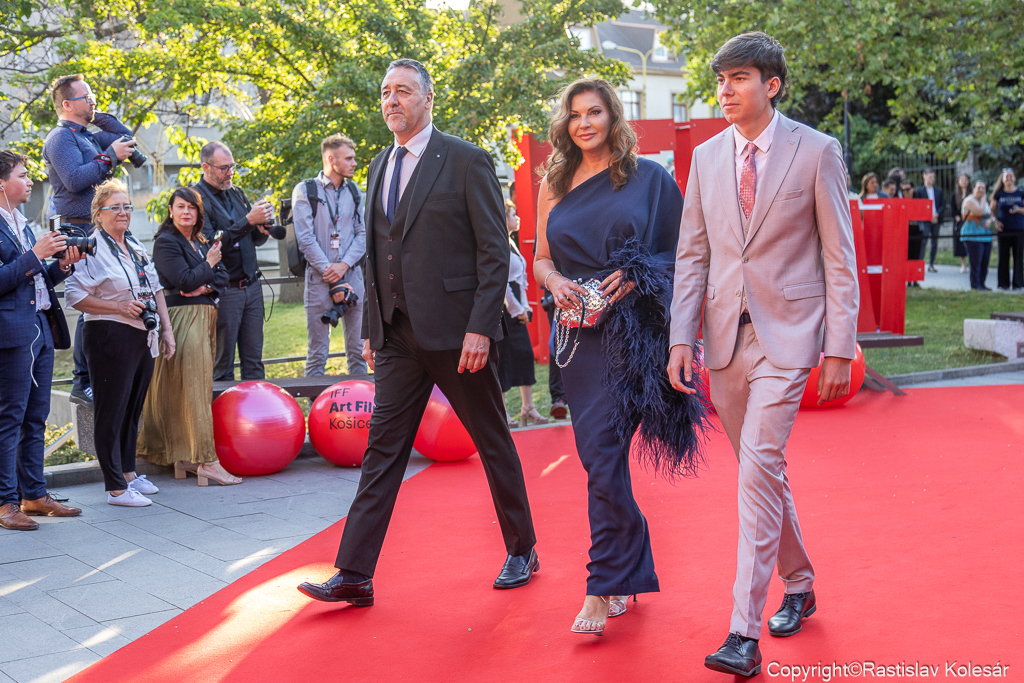 Niekdajšia vicemiss Československa z roku 1991 Andrea Tatarková a jej syn Alex prichádzajú na otvárací ceremoniál MMF Art Film do Kunsthalle.