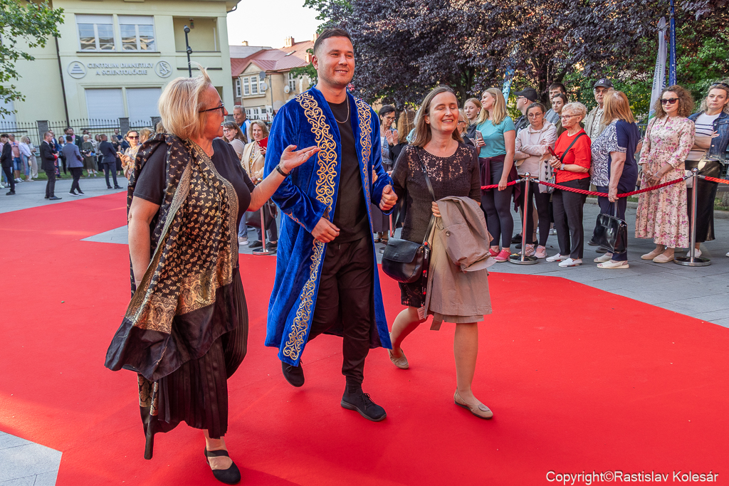 Porotca André Raphaël Ivanov zvolil tak trochu extravagantný outfit.