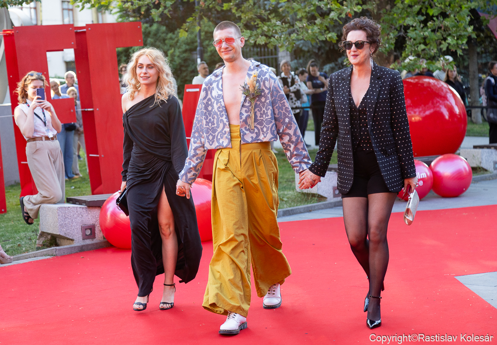 Herci Anna Dysko, Samuel Teicher a Éva Bandor prichádzajú na otvárací ceremoniál.