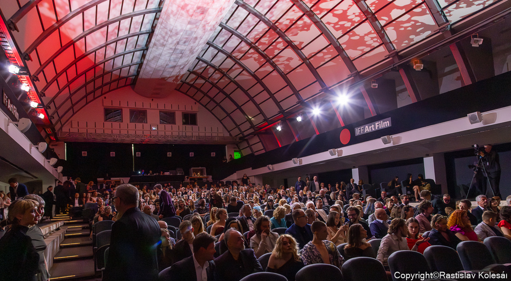 Kunsthalle bola tesne pred otvorením zaplnená do posledného miesta.