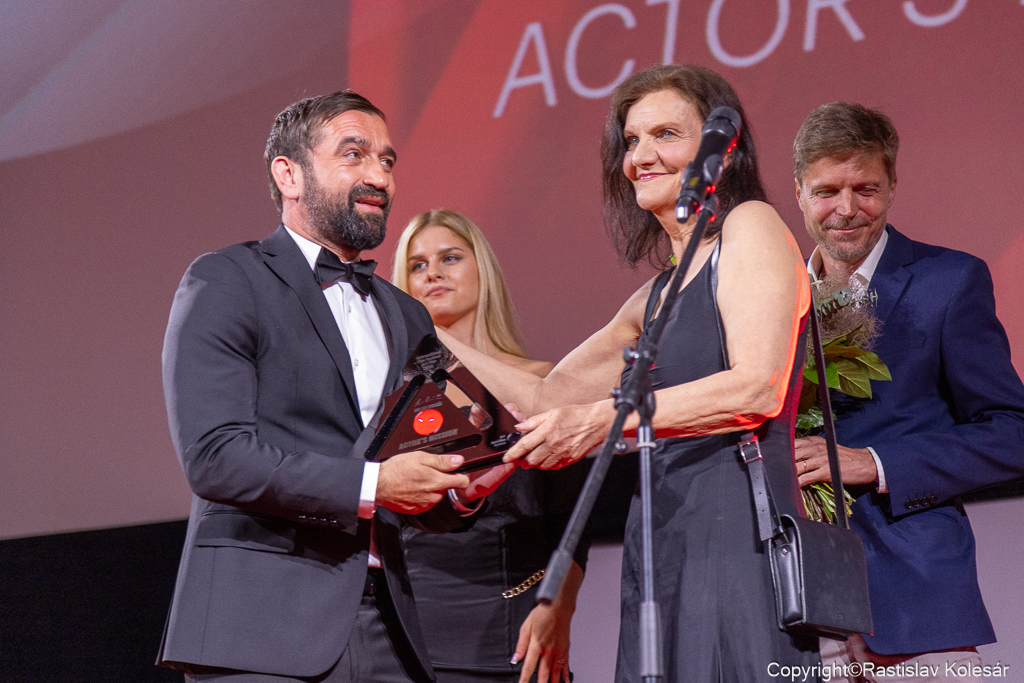 Hlavnou hviezdou otváracieho ceremoniálu bol herec Milan Ondrík, ktorý si z rúk herečky Jany Oľhovej prebral ocenenie Hercova misia.