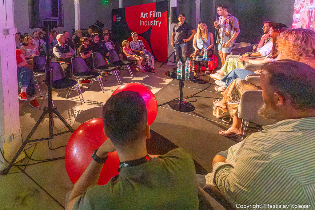 Pravidelnou súčasťou festivalu sú besedy s filmármi.