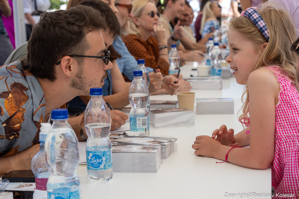 Herec Dávid Hartl s malou fanúšičkou