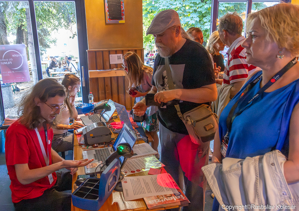 Aj v kinách bolo rušno. Lístky na niektoré filmy sa míňali ako teplé rožky.