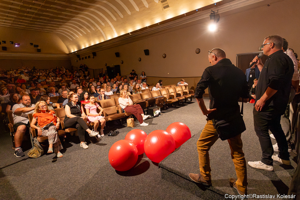 Aj tento záber z kina Úsmev dokazuje, že o filmy bol veľký záujem.