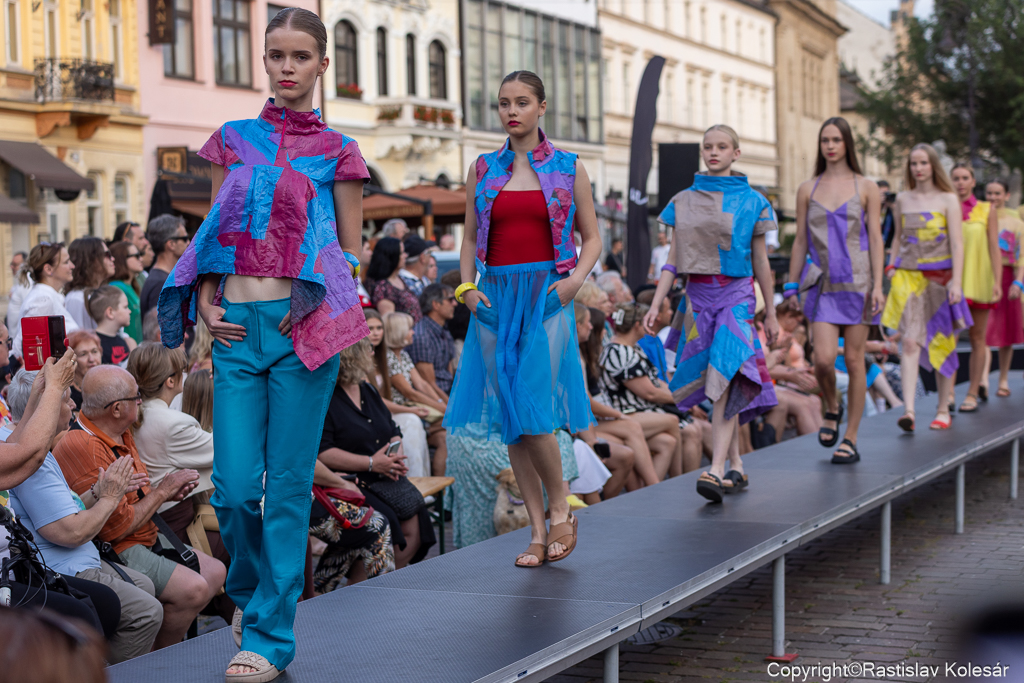 Tradičným sprievodným podujatím festivalu je módna prehliadka #SPIRITHLAVNÁ Fashion Meets Art Film.