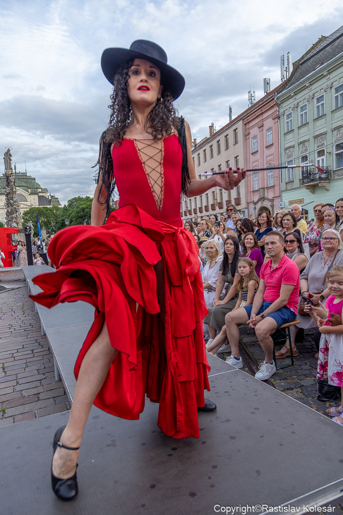 Na módnej prehliadke predviedli svoje divadelné kostýmy aj herci z Národného divadla Košice. Na snímke talianska sólistka baletu Silvia Borsetti v kostýme z predstavenia Carmen.