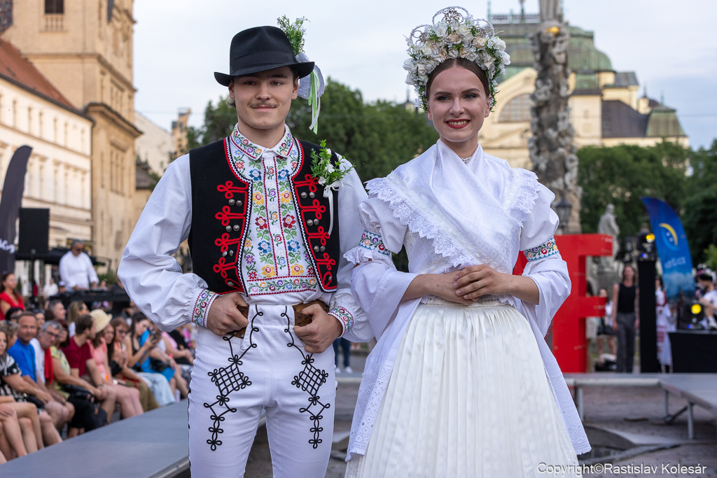 Ľudové kroje z východného Slovenska predviedli folkloristi z Domu ľudového tanca.