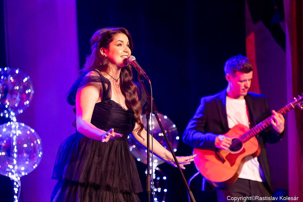 Celeste Buckingham potom večer v sále historickej radnice svojim fanúšikom aj zaspievala.