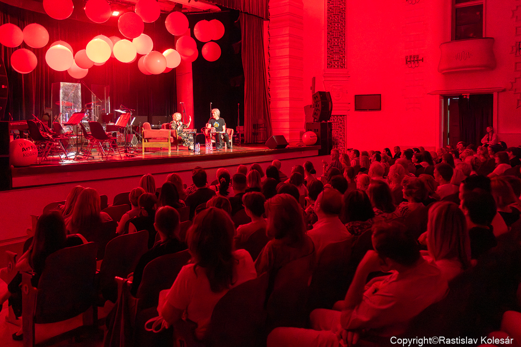 Talkshow Milana Kolcuna Bez šepkára v sále historickej radnice.