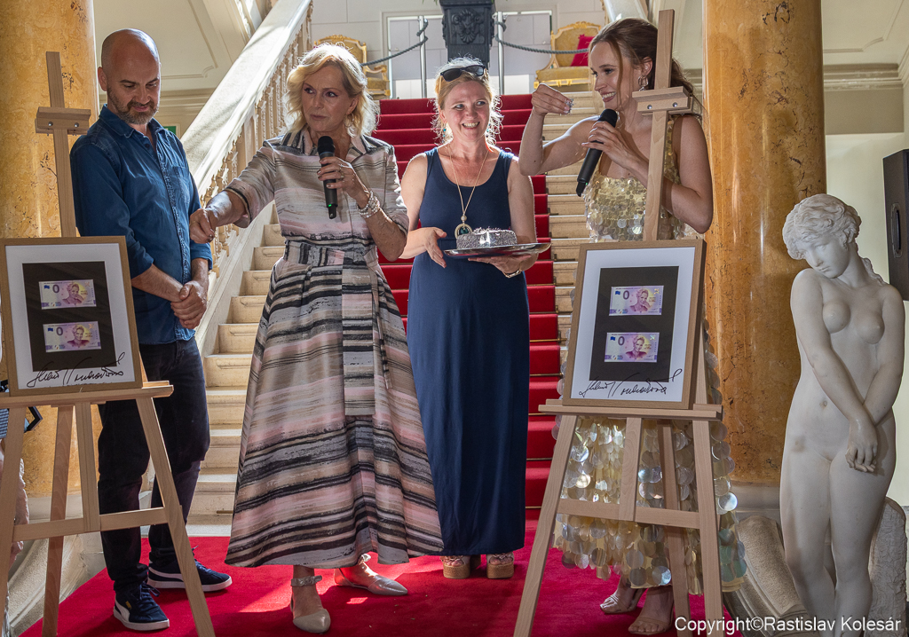 V rámci otvorenia výstavy pokrstili spevák Igor Timko a speváčka Kristína Peláková 0 eurové zberateľské bankovky s podobizňou Heleny Vondráčkovej.