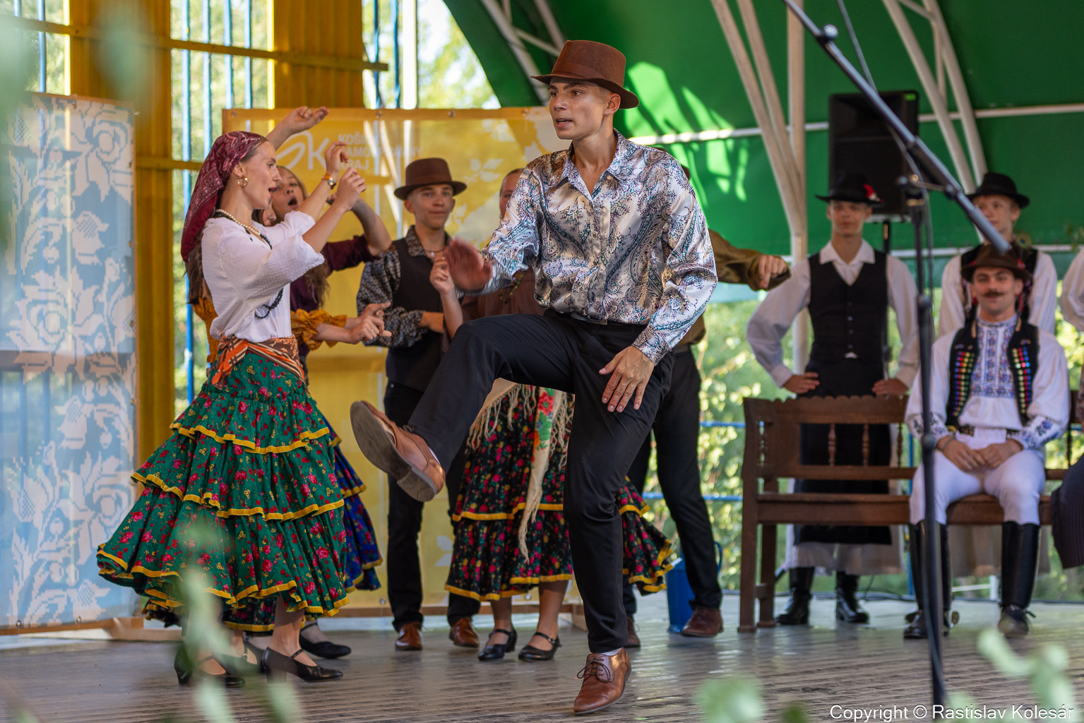 Ján Baran z MFS Želiezko tancuje vlašiko z Petrovian.