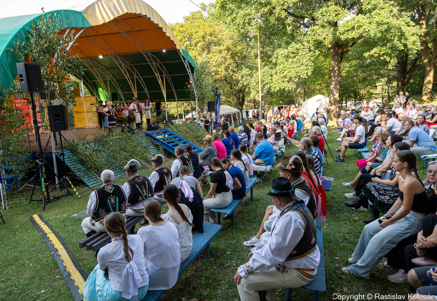 Zaplnené hľadisko amfiteátra v Skároši počas Abovských slávností