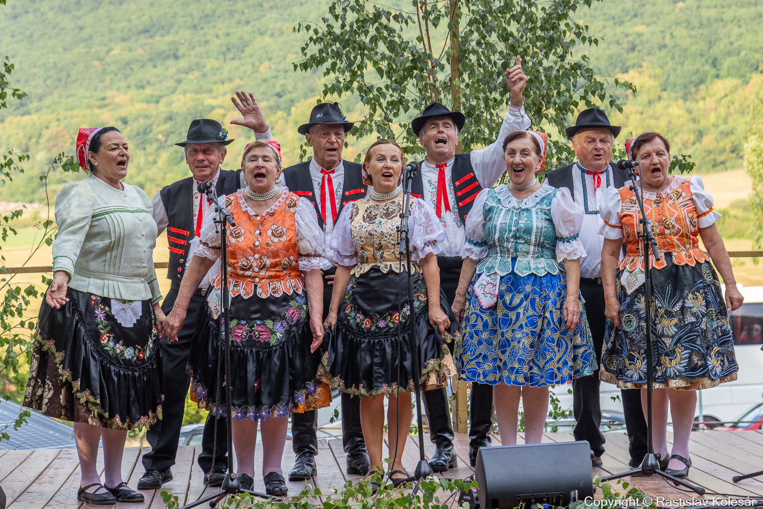Okrem amfiteátra mali účinkujúci k dispozícii aj „pľacik na špivaňe“, kde sa okrem iných predstavila aj folklórna spevácka skupina Čorgov z Košickej Novej Vsi.