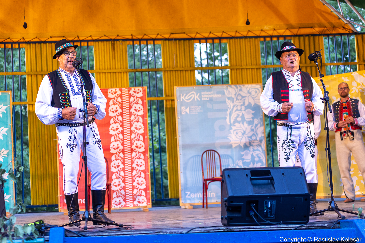 Miroslav Adam a Vladimír Hrabovský získali špeciálnu cenu za udržanie miestneho spevného prejavu.