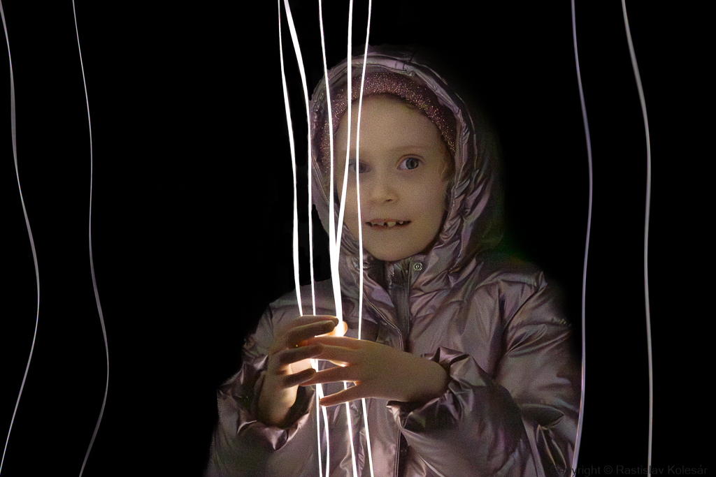 Malá návštevníčka festivalu obdivuje svetelnú inštaláciu Cascade, španielskeho umelca Marca Vilanovu v synagóga na Zvonárskej ulici.