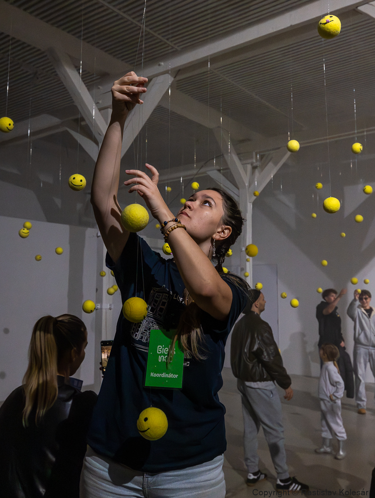 Priestorovú inštaláciu „Hlavne sa usmievaj!“ vytvorila v Kasárňach/Kulturparku Nina A. Šošková.