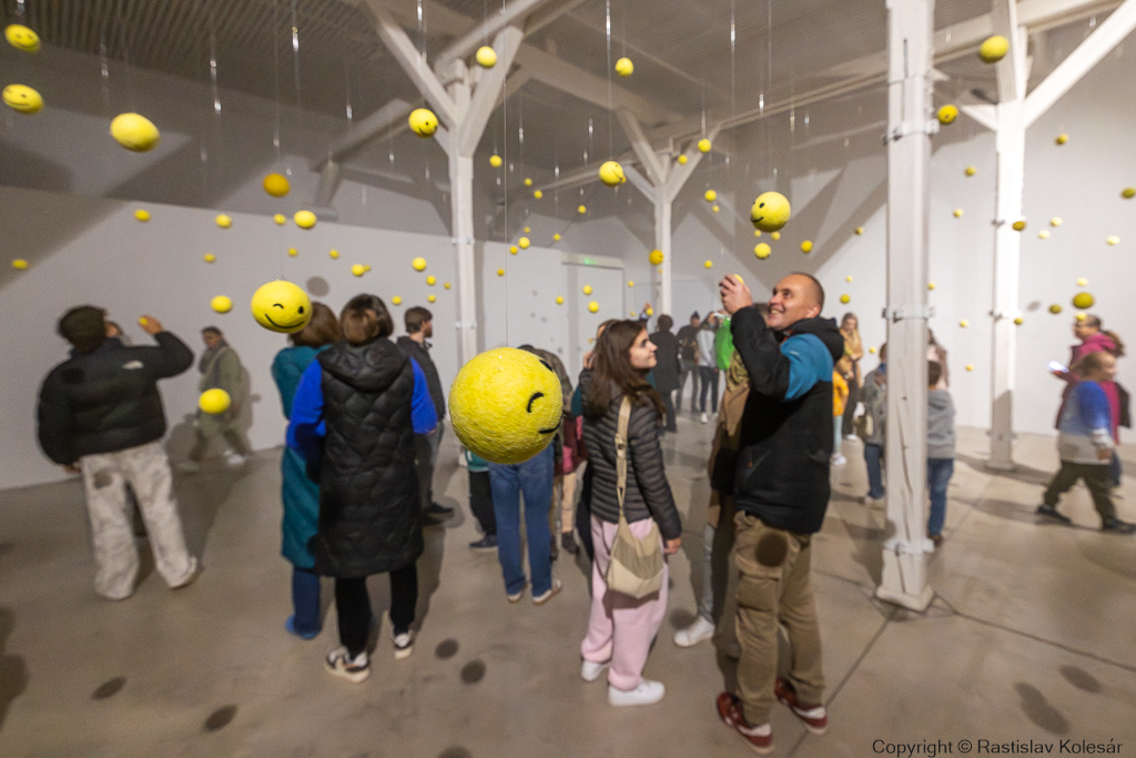Priestorová inštalácia „Hlavne sa usmievaj!“ v Kasárňach/Kulturparku