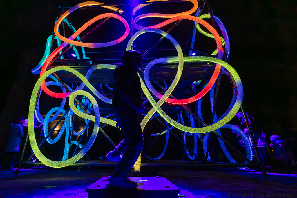 Interaktívna svetelná inštalácia Bon rebond belgického štúdia Superbe v Kasárňach/Kulturparku