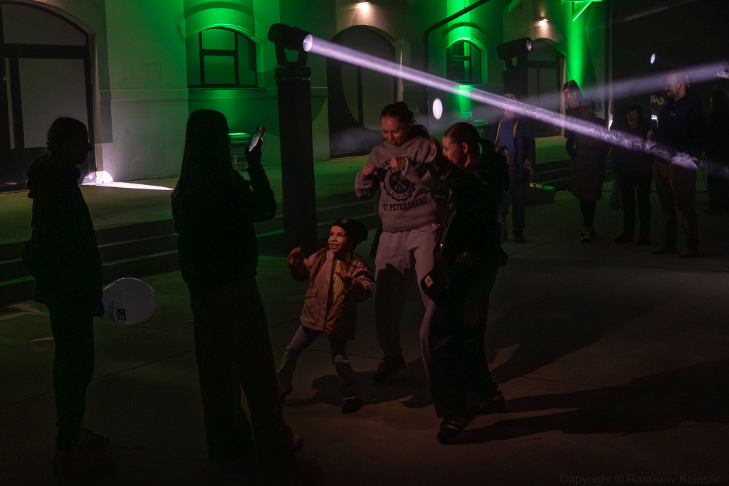 Návštevníci Bielej noci si užívajú festivalový večer.