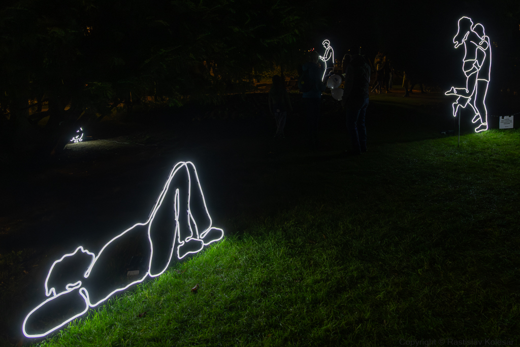 Svetelné inštalácie Silent Moments Park pri Dolnej bráne pripravilo združenie umelcov, svetelných dizajnérov, grafikov a programátorov BN LABEL.