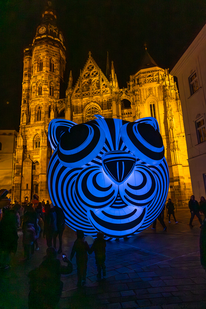 Svetelný objekt Big CAT od Matúša Maťátka pred Dómom sv. Alžbety