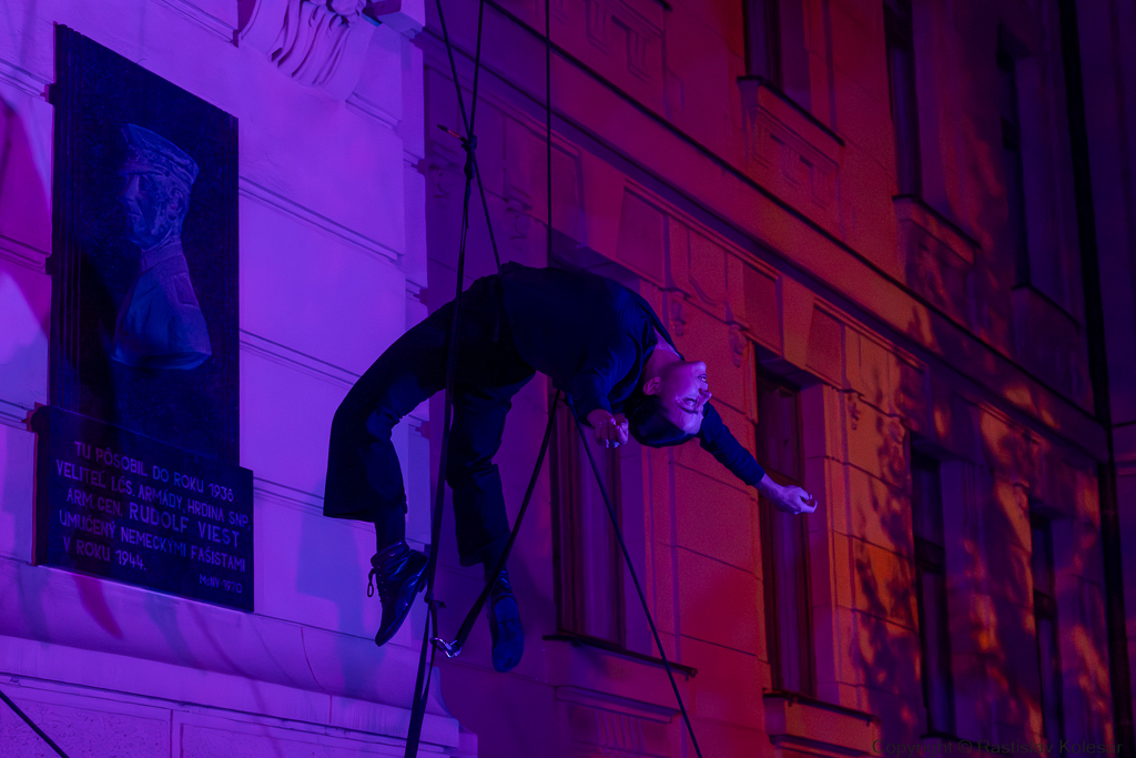 Ariadna Vendelová sa predstavila so svojou pohybovou performance Borderlines pred Úradom Košického samosprávneho kraja na Námestí Maratónu mieru.