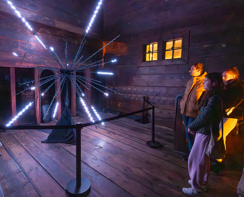 Dániel Besnyő & Zoltán Czingáli z Maďarska predstavili svoj svetelný objekt Urchin v gréckokatolíckom drevenom chráme svätého Mikuláša v areáli Východoslovenského múzea.