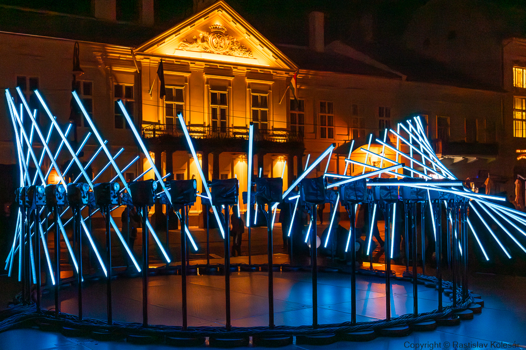 Francúzske zoskupenie Collectif Scale zostrojilo pred Pongrácovsko-Forgáčovskym palácom pôsobivú svetelnú kinetickú inštaláciu nazvanú Flux.